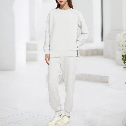 Tweedelige set van een comfortabele sweater en broek voor dames