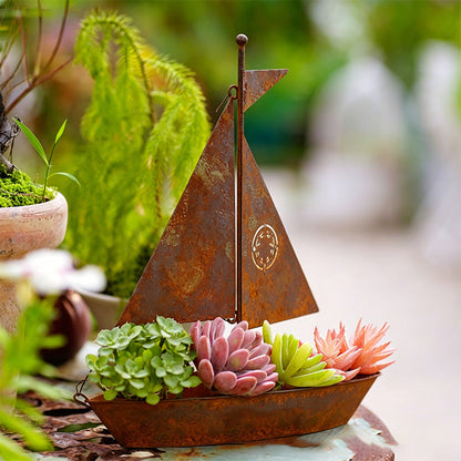 ⛵ NU 50% KORTING! 🌱 Rustieke metalen plantenbak in de vorm van een zeilboot – Handgemaakt, weerbestendig en perfect voor vetplanten, kruiden of bloemen – charmante decoratie voor in de tuin of op een plank 🏡