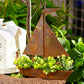 ⛵ NU 50% KORTING! 🌱 Rustieke metalen plantenbak in de vorm van een zeilboot – Handgemaakt, weerbestendig en perfect voor vetplanten, kruiden of bloemen – charmante decoratie voor in de tuin of op een plank 🏡
