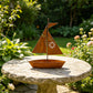 ⛵ NU 50% KORTING! 🌱 Rustieke metalen plantenbak in de vorm van een zeilboot – Handgemaakt, weerbestendig en perfect voor vetplanten, kruiden of bloemen – charmante decoratie voor in de tuin of op een plank 🏡