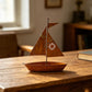 ⛵ NU 50% KORTING! 🌱 Rustieke metalen plantenbak in de vorm van een zeilboot – Handgemaakt, weerbestendig en perfect voor vetplanten, kruiden of bloemen – charmante decoratie voor in de tuin of op een plank 🏡